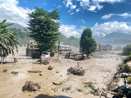 नेपाल बाढ़ में मरने वालों की संख्या हुई 95, सुरक्षाकर्मी और सैकड़ों पर्यटक अब भी लापता