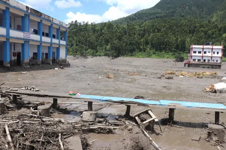 नेपाल में अचानक बाढ़ के कारण मची तबाही में मरने वालों की संख्या बढ़कर 162 पहुंची (लीड-1)