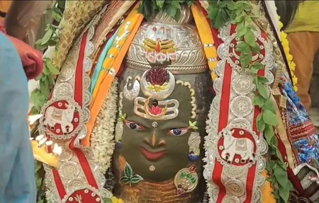 राजा स्वरूप में बाबा महाकाल का भव्य शृंगार, भस्म आरती में बड़ी संख्या में शामिल हुए श्रद्धालु राजा स्वरूप में बाबा महाकाल का भव्य शृंगार, भस्म आरती में बड़ी संख्या में शामिल हुए श्रद्धालु