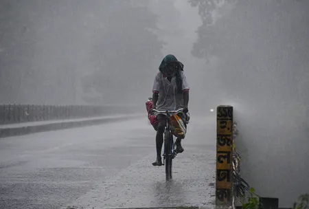 बंगाल की खाड़ी में बने नए निम्न दबाव क्षेत्र के कारण दक्षिण बंगाल में भारी बारिश की संभावना