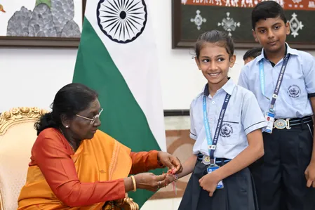 राष्ट्रपति द्रौपदी मुर्मु ने बच्चों के साथ मनाया रक्षाबंधन, बोलीं- 'भाई-बहन के रिश्ते से कहीं बढ़कर है राखी का महत्व' राष्ट्रपति द्रौपदी मुर्मु ने बच्चों के साथ मनाया रक्षाबंधन, बोलीं- 'भाई-बहन के रिश्ते से कहीं बढ़कर है राखी का महत्व'