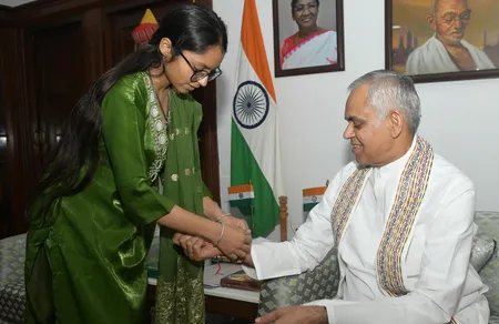 रक्षाबंधन पर एसओएस संस्था की बालिकाओं ने गुजरात के राज्यपाल आचार्य देवव्रत को बांधी राखी रक्षाबंधन पर एसओएस संस्था की बालिकाओं ने गुजरात के राज्यपाल आचार्य देवव्रत को बांधी राखी