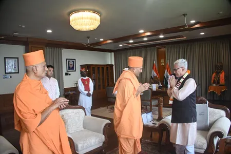 रक्षाबंधन पर महाराष्ट्र के राज्यपाल को बीएपीएस प्रमुख महंत स्वामी महाराज की ओर से बांधी गई पवित्र राखी रक्षाबंधन पर महाराष्ट्र के राज्यपाल को बीएपीएस प्रमुख महंत स्वामी महाराज की ओर से बांधी गई पवित्र राखी