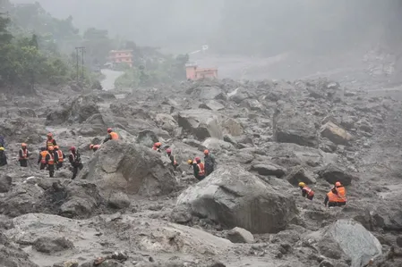 नेपाल की मदद के लिए भारत ने भेजी स्पेशल तकनीकी टीम, सुरंग से रेस्क्यू के लिए सर्च अभियान चलाया