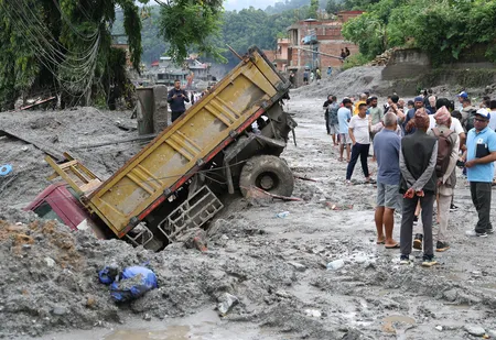 नेपाल की विनाशकारी बाढ़ में मरने वालों का आंकड़ा पहुंचा 900 के पार; 4247 लोग अब भी लापता, बचाव अभियान जारी
