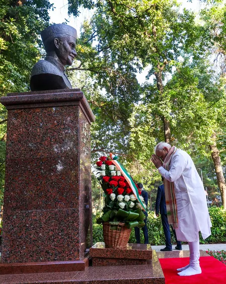 उज्बेकिस्तान: ताशकंद में पूर्व प्रधानमंत्री लाल बहादुर शास्त्री की प्रतिमा पर पीएम मोदी ने अर्पित किए पुष्प
