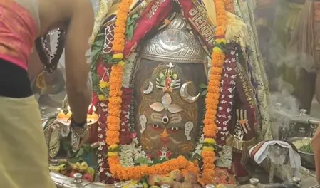 बाबा महाकाल का फूलों, सूखे मेवों और भांग से किया गया शृंगार, भस्म आरती में बड़ी संख्या में शामिल हुए श्रद्धालु