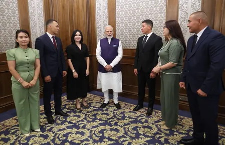 बिश्केक में पीएम मोदी ने योग प्रेमियों और आईटीईसी के पूर्व छात्रों से की मुलाकात, बोले-भारत से जुड़ाव देखकर खुशी हुई