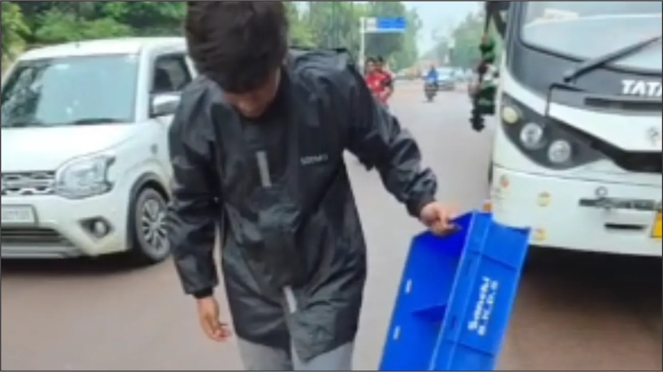 गड्ढे में गिरकर घायल हुआ 16 वर्षीय छात्र, फिर खुद ही भर दिया सड़क का गड्ढा