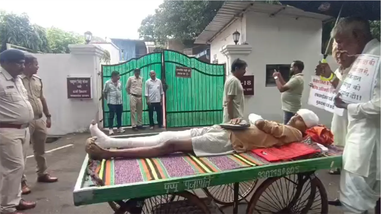Injuredsononahandcart