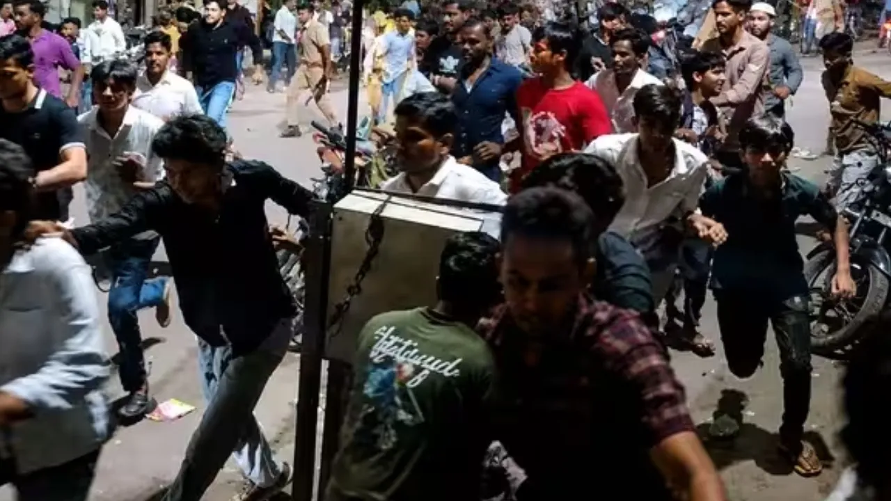 कानपुर में 16 रुपये के ऑफर पर मचा बवाल: जन्मदिन पर कपड़ा कारोबारी की स्कीम पड़ी भारी