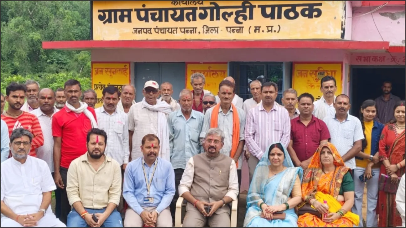 ग्रामीणों को जीवन बीमा और रोजगार के अवसरों की दी जानकारी
