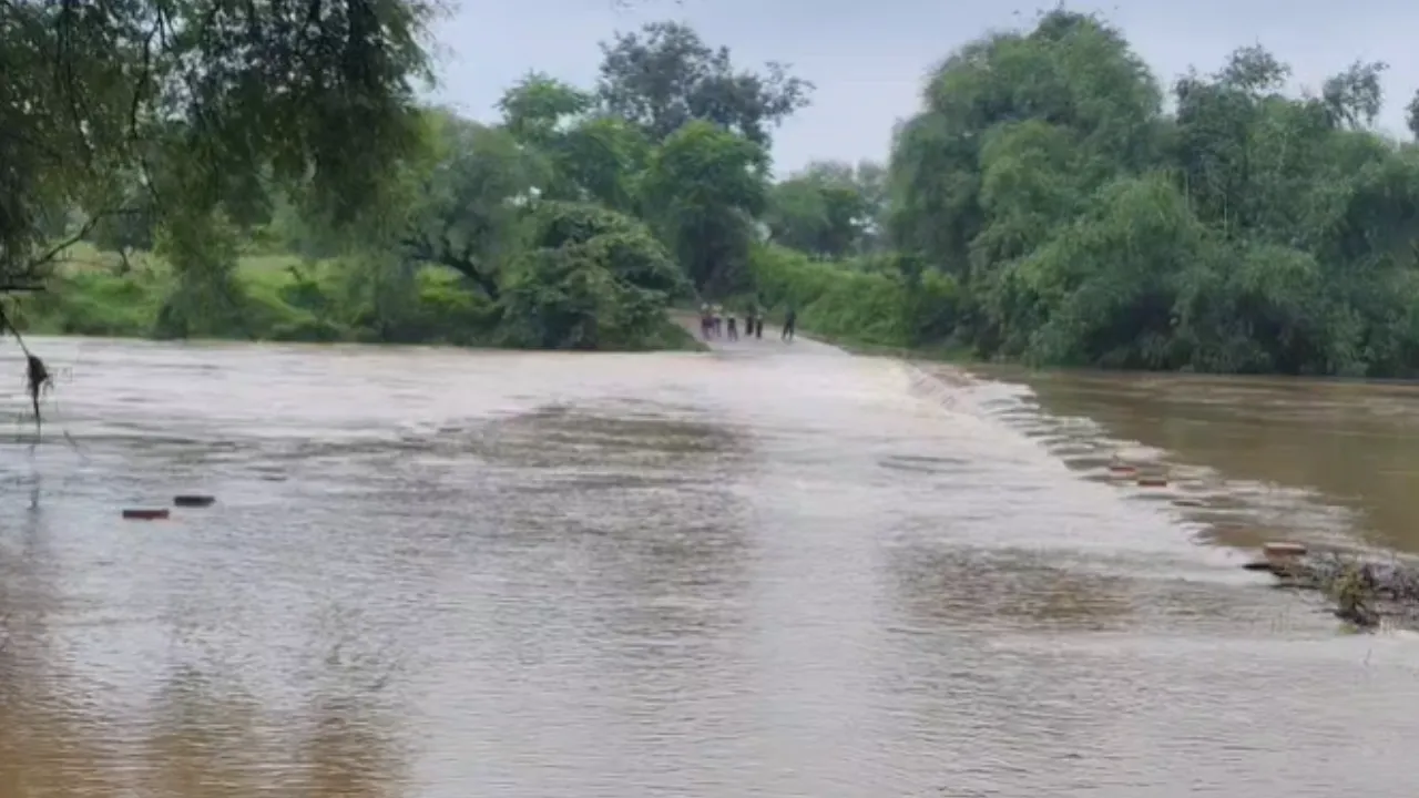अजयगढ़ में 48 घंटे से मूसलाधार बारिश: केन और रुंझ नदियाँ उफान पर, कई गांवों का संपर्क टूटा, 22 अगस्त तक स्कूल बंद