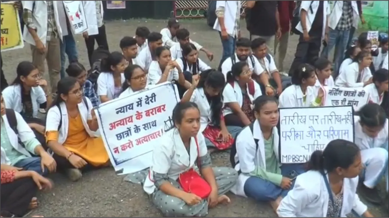 6 साल से अटकी नर्सिंग की डिग्री, रिजल्ट और नौकरी के इंतजार में सड़क पर उतरे छात्र