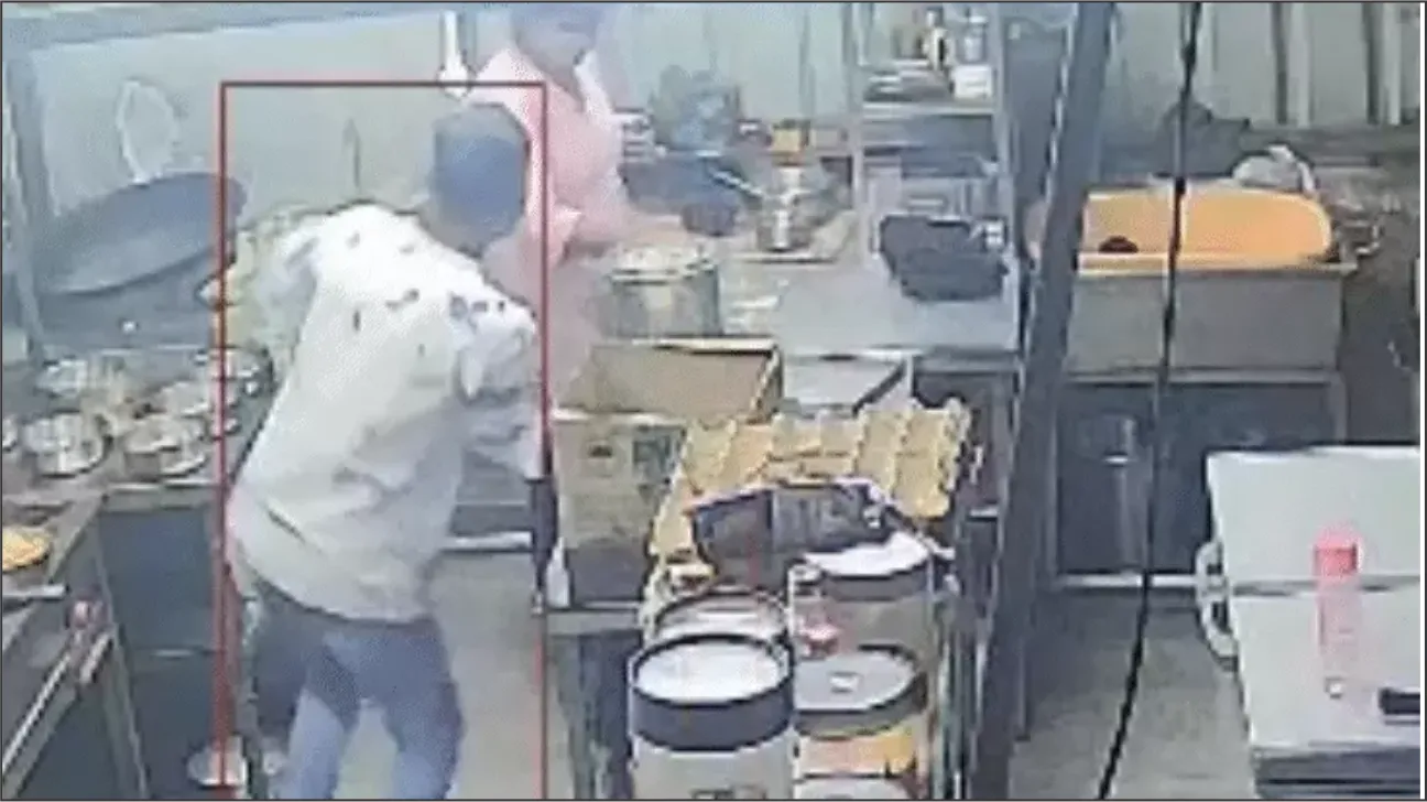 रेस्टोरेंट में युवती की चाकू मारकर हत्या, 2 सेकेंड में पेट में किए 4 वार; LIVE VIDEO आया सामने