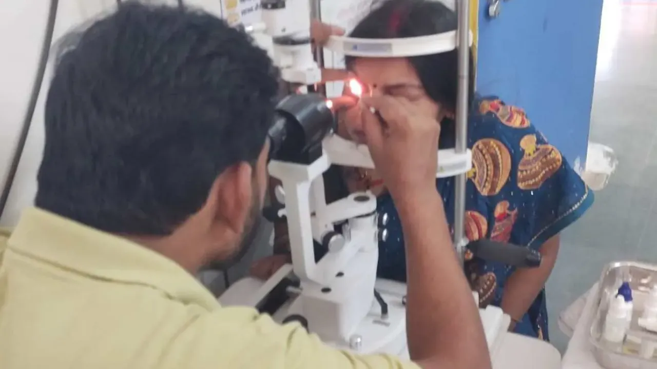 विदिशा में प्रेशर से उछलकर आंख में केमिकल गिरा और पलकें चिपक गईं, जानिए ऐसे में नेत्र विशेषज्ञों की सलाह