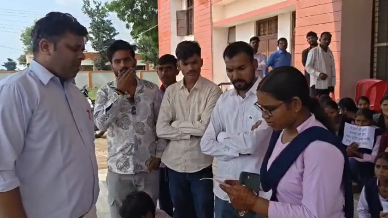 अजयगढ़ महाविद्यालय के प्राचार्य पर छात्राओं ने लगाए गंभीर आरोप, सेवा समाप्ति और कार्रवाई की मांग