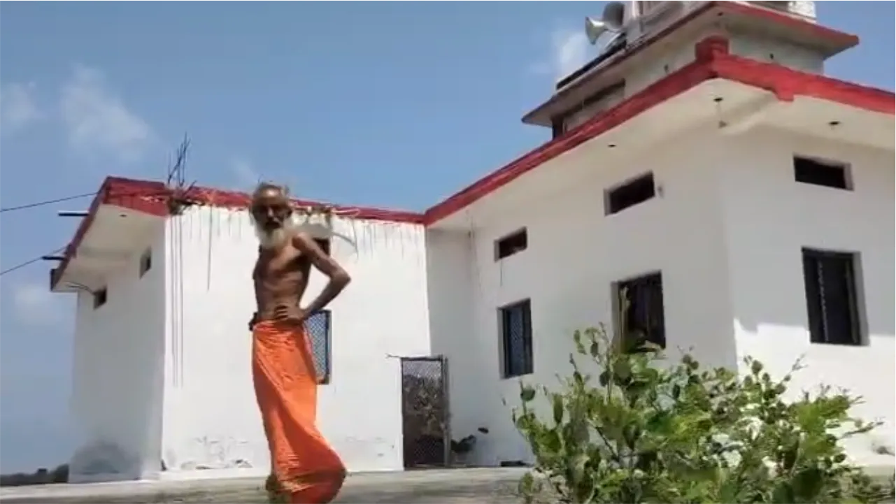 तीन दिन से मंदिर में फंसे साधु को बचाने पहुंची रेस्क्यू टीम, साथ चलने से किया इनकार