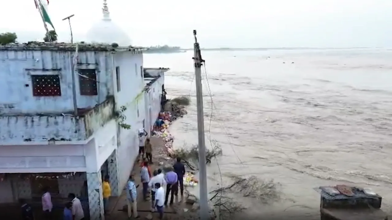150 साल पुरानी मस्जिद के बाद 1100 साल पुराने मंदिर के नदी में समाने का खतरा