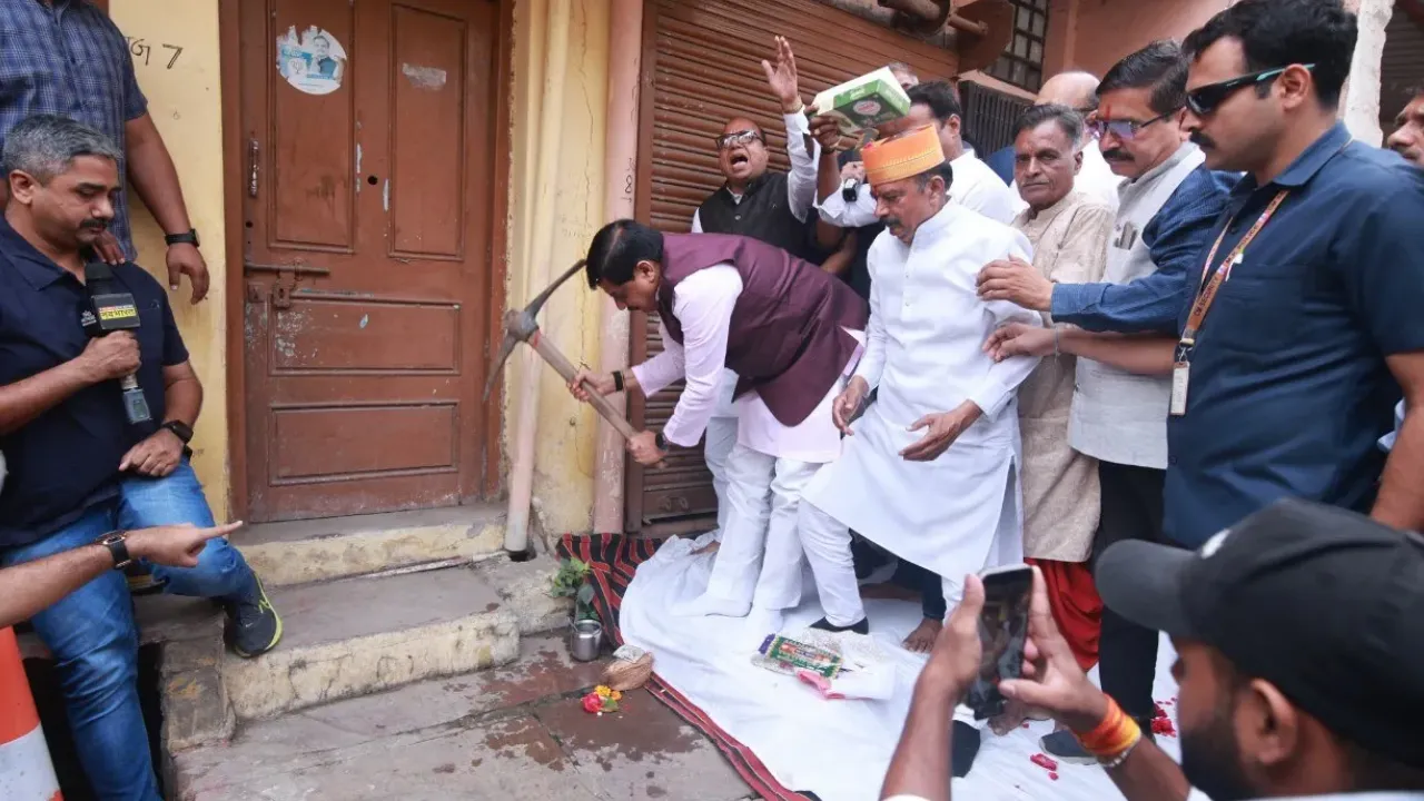सिंहस्थ के लिए सीएम मोहन यादव ने खुद चलाई पुश्तैनी मकान पर गैंती, भावुक होकर बोले- विकास के लिए यह जरूरी