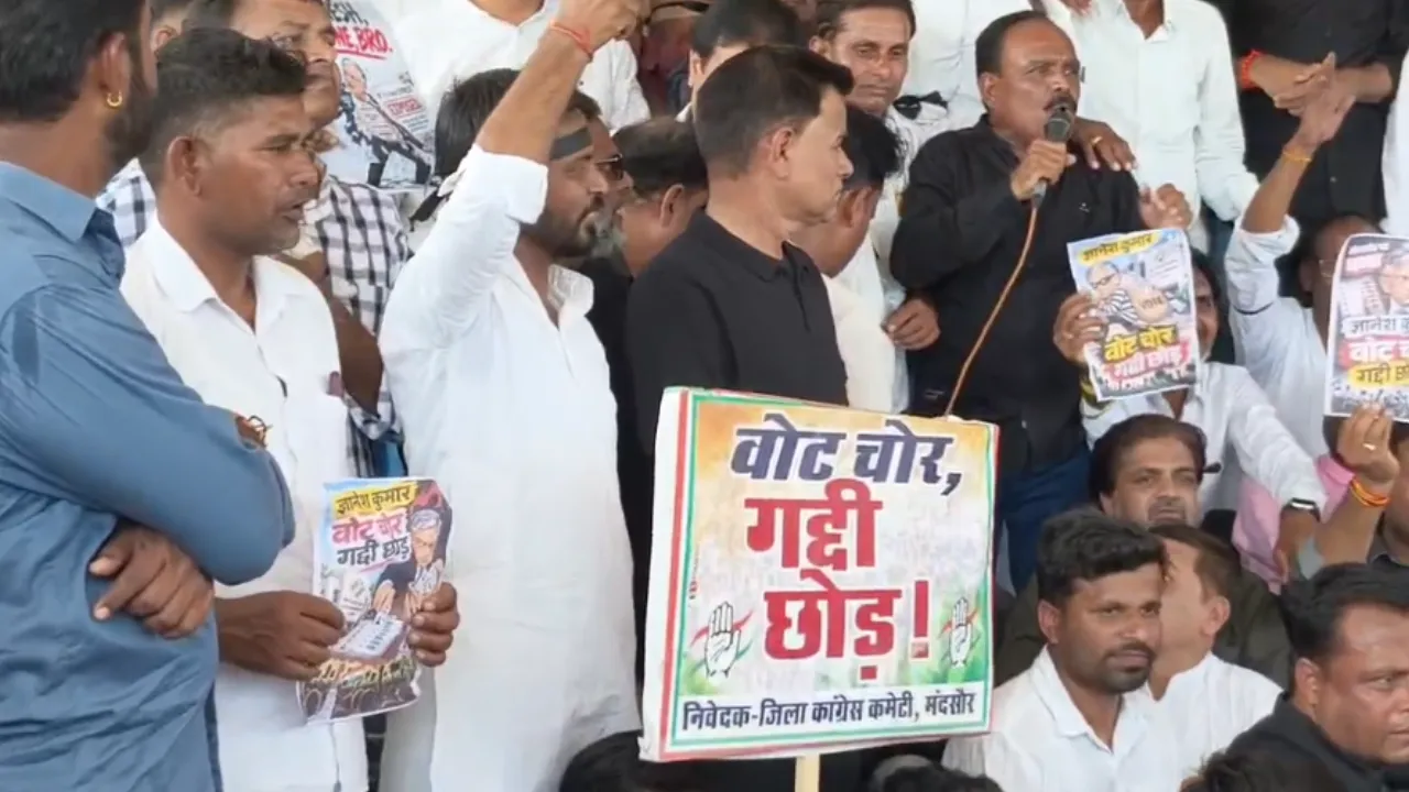 CEC ज्ञानेश कुमार के इस्तीफे की मांग को लेकर मंदसौर में कांग्रेस का प्रदर्शन