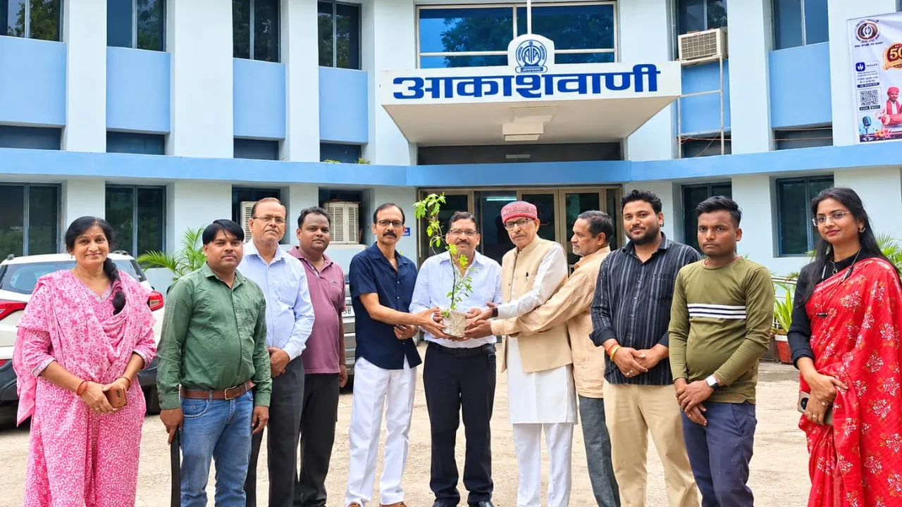 पौधरोपण के साथ मनाया आकाशवाणी उप निदेशक का जन्मदिन