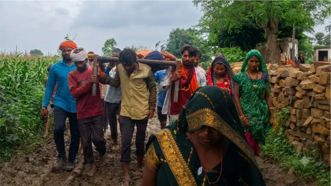 सड़क नहीं मिली तो खाट बनी एंबुलेंस, गर्भवती को 2 किमी कीचड़ में ले गए ग्रामीण