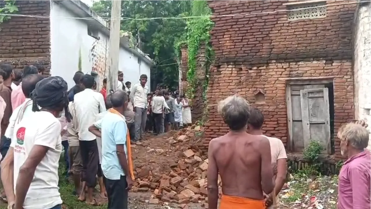 बारिश के बीच जर्जर मकान की दीवार गिरी, बुजुर्ग की मौत; नाबालिग बच्चा गंभीर घायल