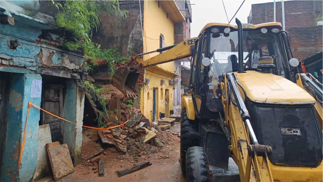 राजनगर मे जर्जर भवनों को किया गया ध्वस्त, थनेरा तालाब पर कराई बैरिकेडिंग