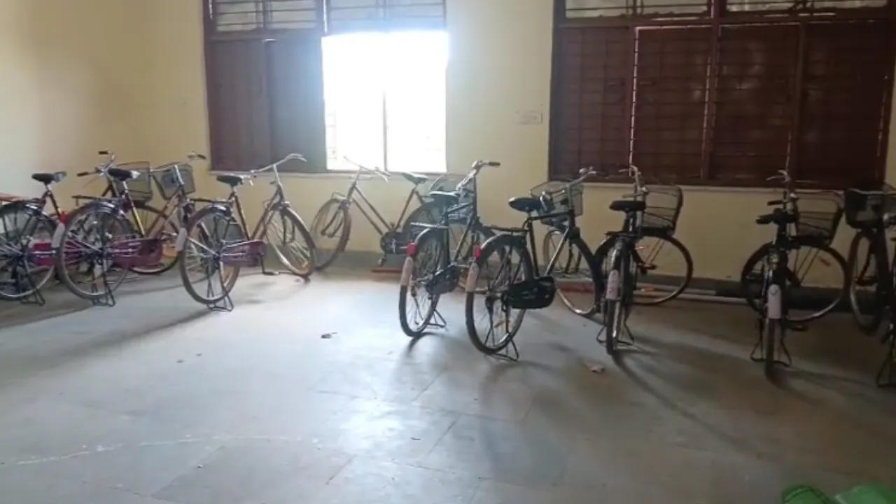 स्कूल में बांटी साइकिलें एक माह बाद वापस, पोर्टल में नाम नहीं होने का दिया हवाला