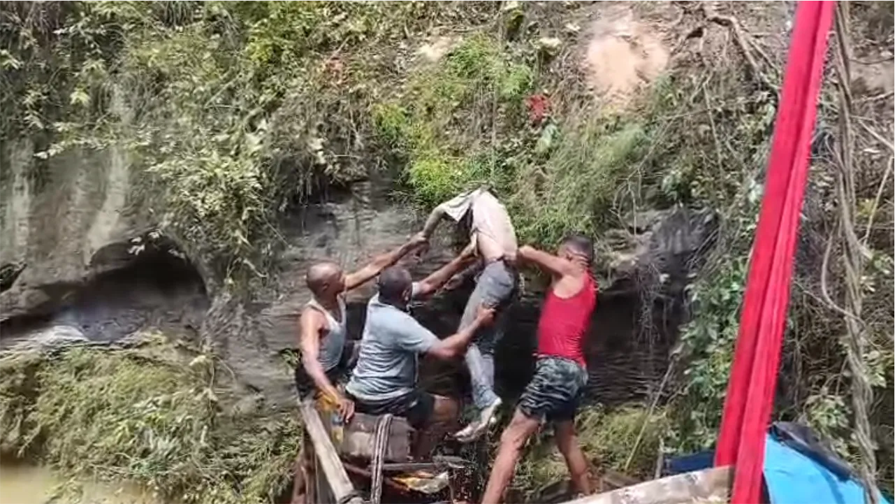 सरिया नाला में भीषण सड़क हादसा, पुल से नीचे गिरी ट्रक, चालक की मौत