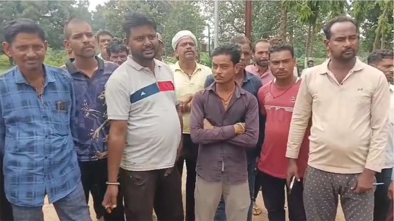 अवैध शराब बिक्री से नाराज ग्रामीणों ने पकड़ी शराब, थाने पहुंचकर की शिकायत