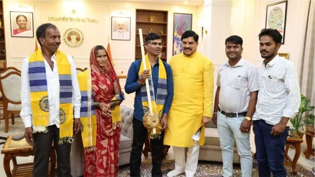 हनुमान अंश फिल्म के बुंदेली गायक सुनील लोधी को प्रोत्साहित करेगी राज्य सरकार