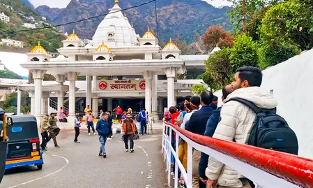 जम्मू-कश्मीरः आग लगने से कटरा हेलीपैड टर्मिनल को आंशिक नुकसान पहुंचा जम्मू-कश्मीरः आग लगने से कटरा हेलीपैड टर्मिनल को आंशिक नुकसान पहुंचा