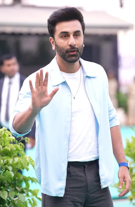 कपूर खानदान के चिराग रणबीर को भी करना पड़ा था संघर्ष, पहली फिल्म फ्लॉप होने के बाद अपनी एक्टिंग से जीता दर्शकों का दिल