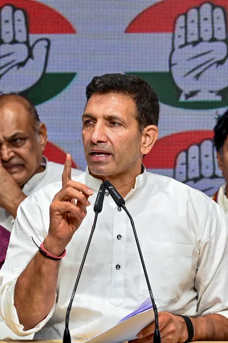 एमपी कांग्रेस प्रमुख ने राज्य में 2,426 स्कूलों को बंद करने और उनके विलय को लेकर सरकार से सवाल किया