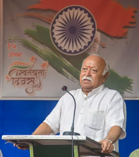 वीएचपी की गाइडलाइन और अमेरिका में मोहन भागवत के बयान में विरोधाभास पर विपक्ष ने उठाए सवाल