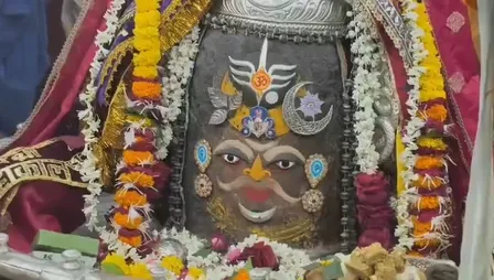 बाबा महाकाल का त्रिनेत्र लगाकर भव्य शृंगार, सूर्य और चंद्रमा से दिव्य स्वरूप में सजाया गया बाबा महाकाल का त्रिनेत्र लगाकर भव्य शृंगार, सूर्य और चंद्रमा से दिव्य स्वरूप में सजाया गया