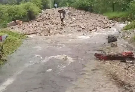 उत्तराखंड में लगातार बारिश जारी, अल्मोड़ा में घर गिरने से तीन लोगों की मौत