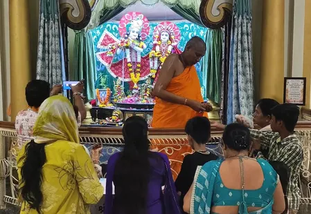 प्रयागराज इस्कॉन मंदिर में भव्य जन्माष्टमी की तैयारी, वृंदावन से आईं तीन लाख की विशेष पोशाक और आभूषण प्रयागराज इस्कॉन मंदिर में भव्य जन्माष्टमी की तैयारी, वृंदावन से आईं तीन लाख की विशेष पोशाक और आभूषण
