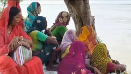 बिहार : 'हे मैया, तोरा प्रणाम...', रौद्र गंगा के आगे महिलाओं ने गीत गाकर शांत होने की लगाई गुहार