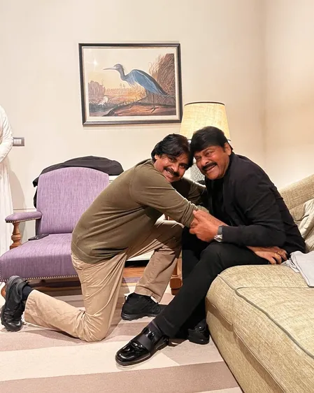 पवन कल्याण के जन्मदिन पर भाई चिरंजीवी ने दिखाया दुलार, कहा-बेटे की तरह करता हूं प्यार