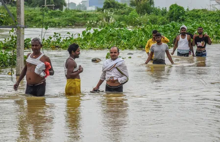 बिहार में कोसी समेत आठ नदियां खतरे के निशान से ऊपर, बाढ़ से 13 जिले प्रभावित