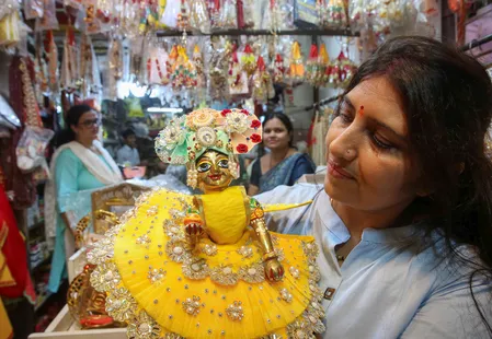श्रीकृष्ण जन्माष्टमी पर देशभर में 40 हजार करोड़ रुपए से ज्यादा व्यापार होने की उम्मीद श्रीकृष्ण जन्माष्टमी पर देशभर में 40 हजार करोड़ रुपए से ज्यादा व्यापार होने की उम्मीद