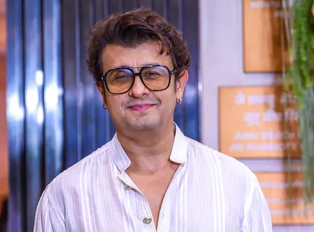 सोनू निगम ने मोहम्मद रफी का हारमोनियम बजाते हुए गाया 'दीवाना हुआ बादल', सचिन तेंदुलकर और सलीम मर्चेंट भी रहे साथ