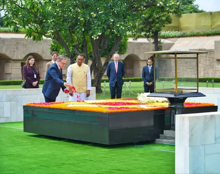 बेल्जियम के प्रधानमंत्री बार्ट डी वेवर ने राजघाट पर महात्मा गांधी को दी श्रद्धांजलि