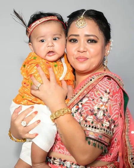 भारती सिंह और हर्ष लिंबाचिया ने मनाई जन्माष्टमी, बोलीं- 'दो नन्हे बाल कृष्ण को देखकर दिल खुश हो जाता है'