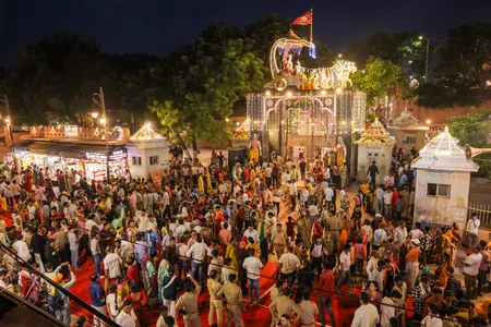 मथुरा में बारिश और भक्ति के माहौल के बीच कृष्ण जन्माष्टमी का जश्न चरम पर