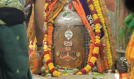 भस्म आरती : भांग और आभूषणों से बाबा महाकाल का भव्य शृंगार, चंदन से किया गया लेप भस्म आरती : भांग और आभूषणों से बाबा महाकाल का भव्य शृंगार, चंदन से किया गया लेप