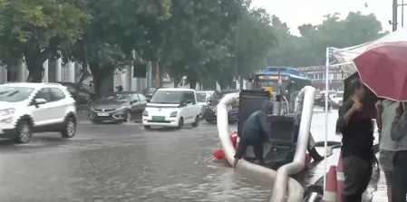 दिल्ली-एनसीआर में भारी बारिश, कई इलाकों में सड़कों पर भरा पानी दिल्ली-एनसीआर में भारी बारिश, कई इलाकों में सड़कों पर भरा पानी